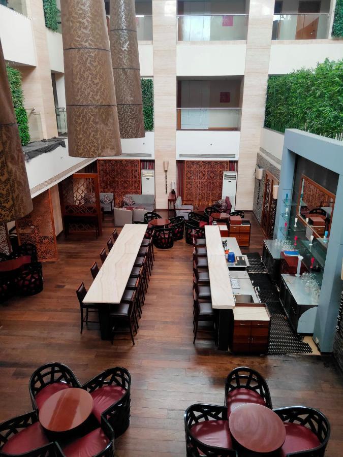 Pride Plaza Hotel, Kalkutta Exterior foto The interior of the restaurant