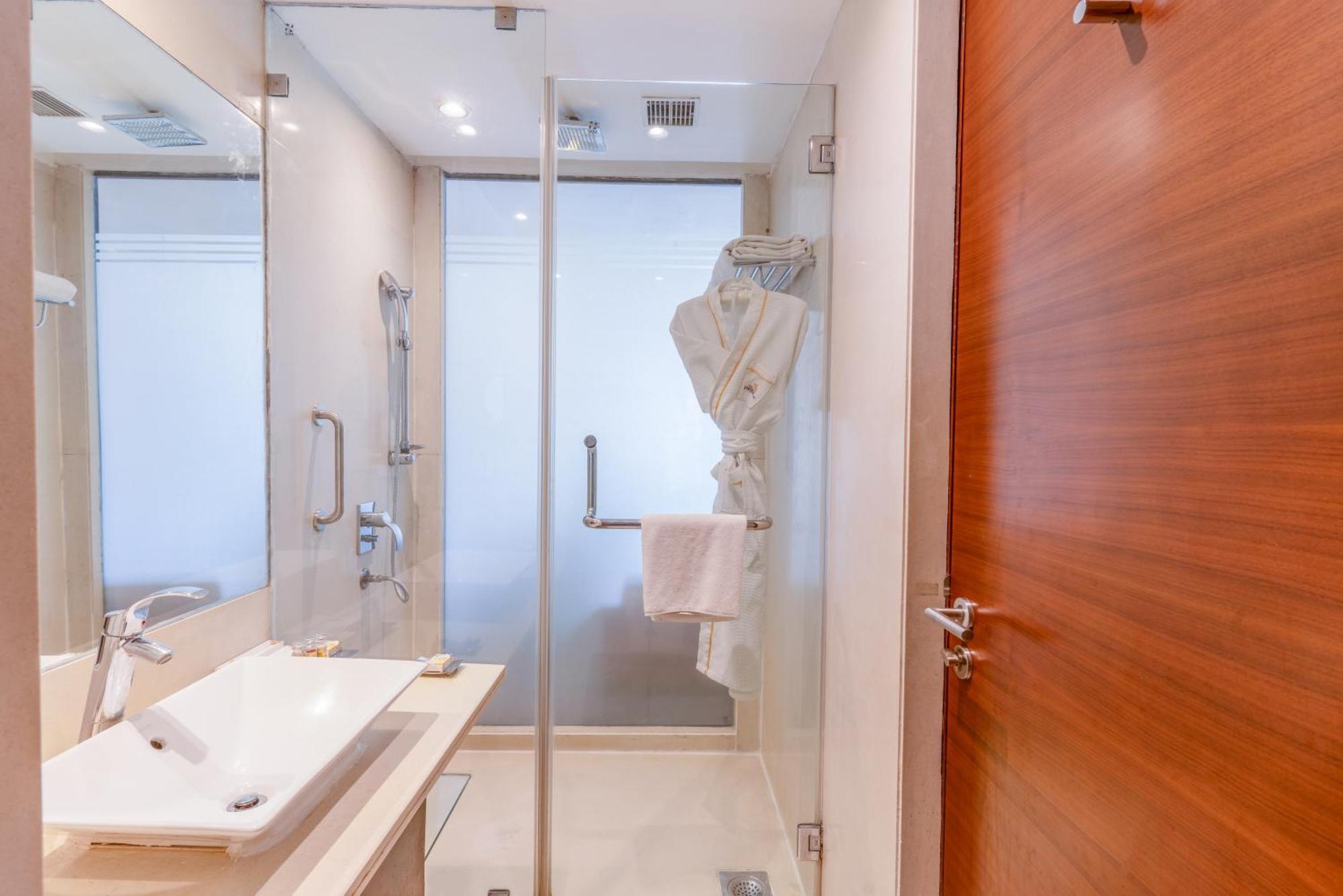 Pride Plaza Hotel, Kalkutta Exterior foto A shower cubicle