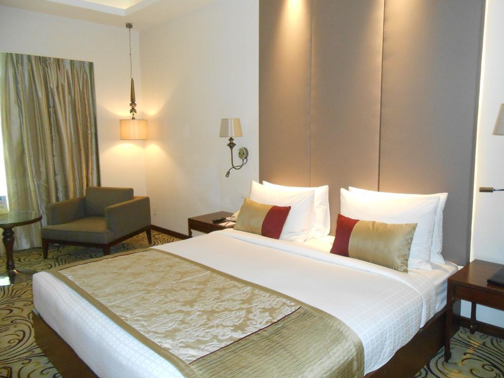 Pride Plaza Hotel, Kalkutta Exterior foto A room at the Taj Bengal