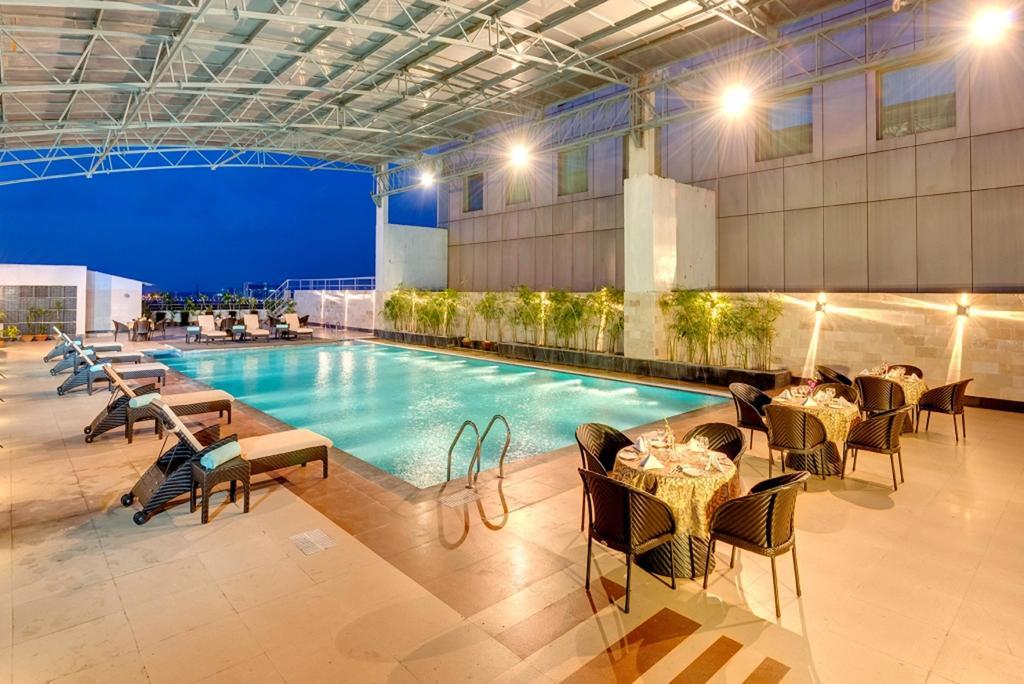 Pride Plaza Hotel, Kalkutta Exterior foto The swimming pool at the hotel