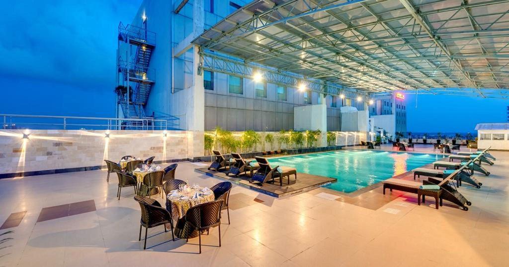 Pride Plaza Hotel, Kalkutta Exterior foto The swimming pool at the hotel