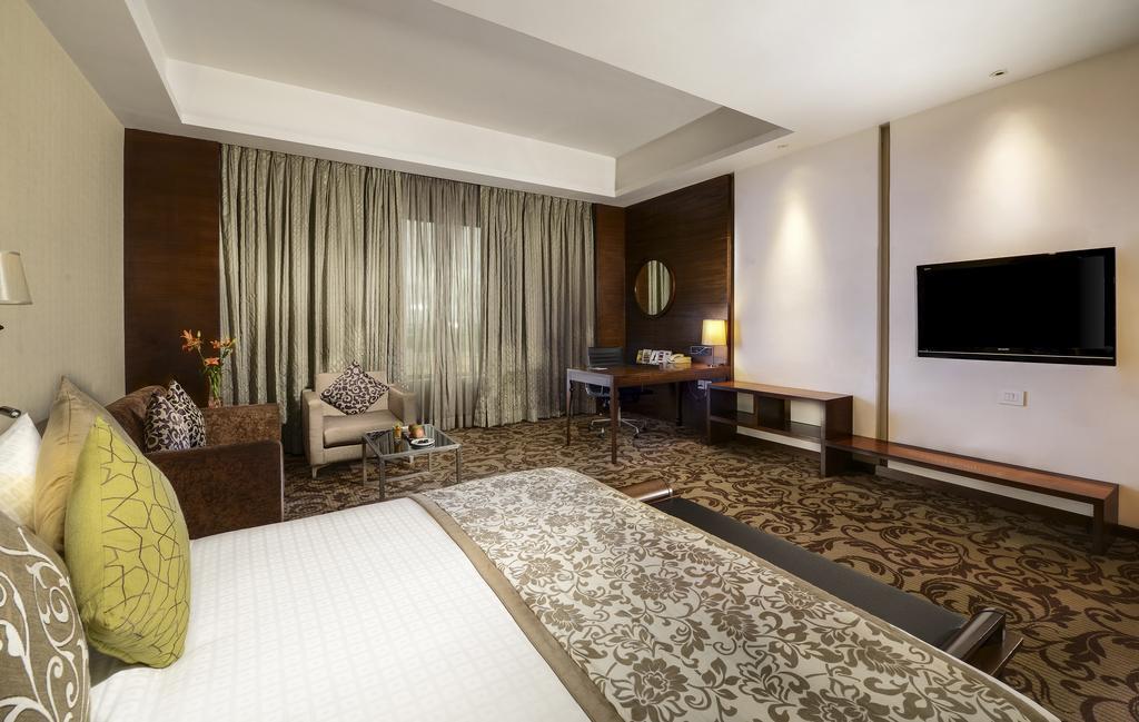 Pride Plaza Hotel, Kalkutta Exterior foto A room at the hotel
