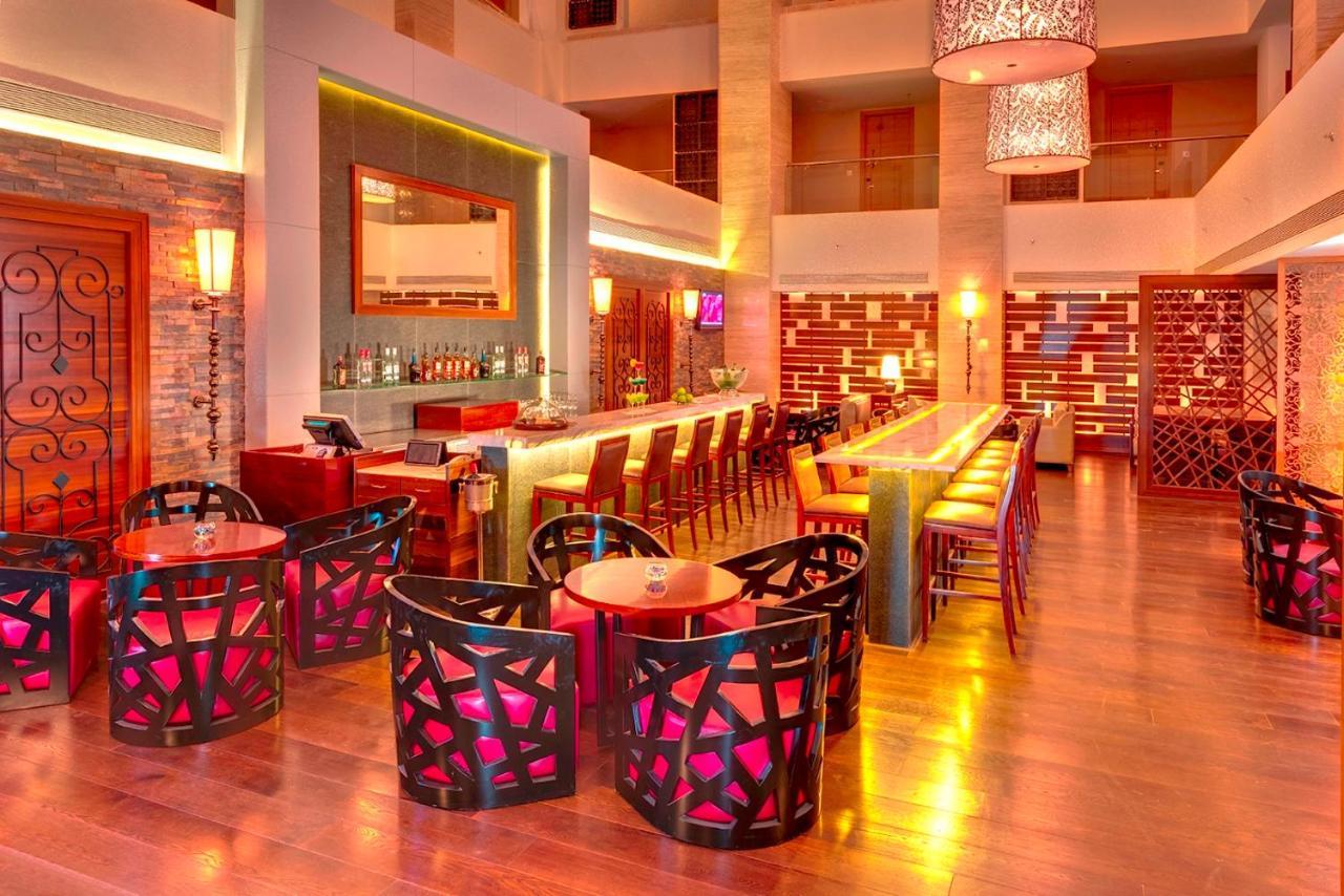 Pride Plaza Hotel, Kalkutta Exterior foto The bar at the hotel