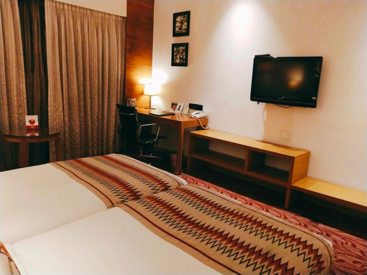 Pride Plaza Hotel, Kalkutta Exterior foto A room at the hotel