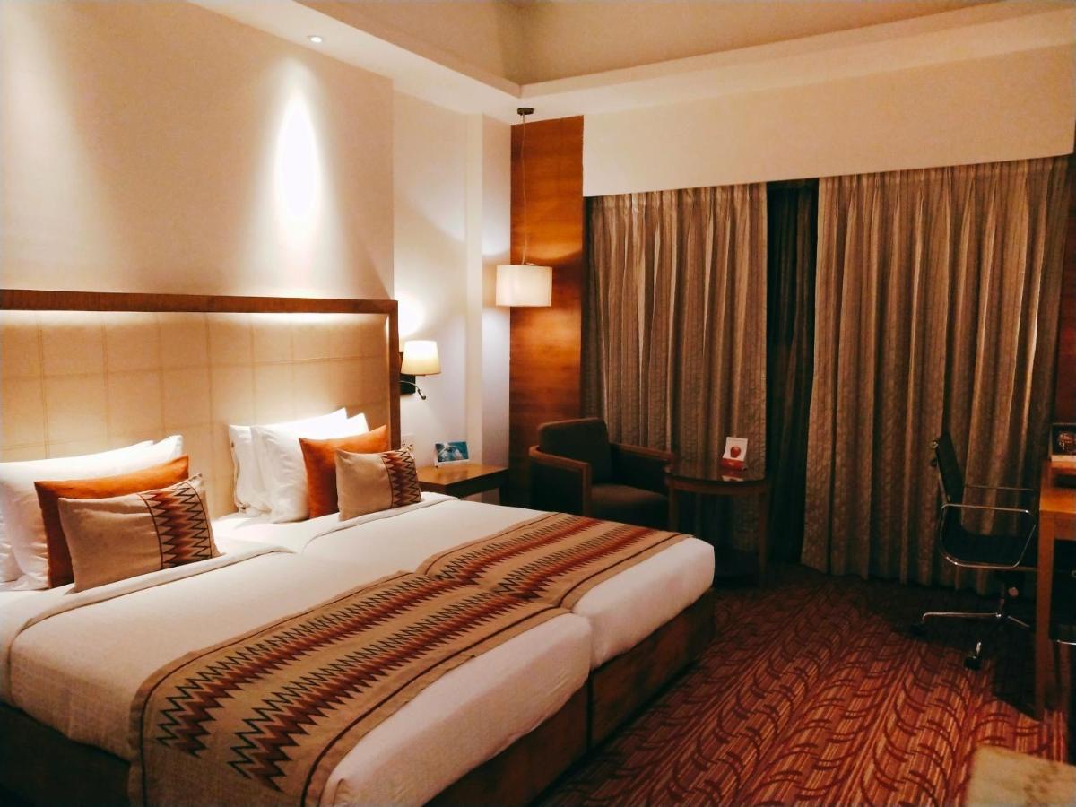 Pride Plaza Hotel, Kalkutta Exterior foto A room at the Taj Bengal